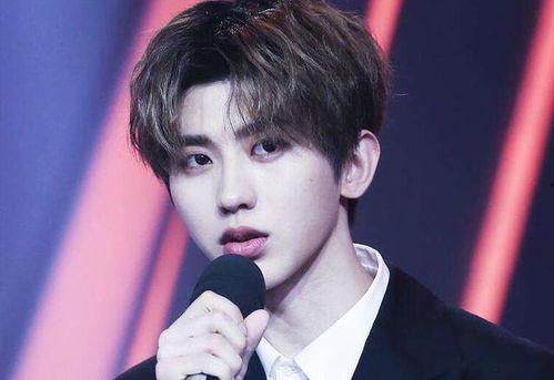 蔡徐坤压腿视频,展现舞者风采，揭秘明星健身日常