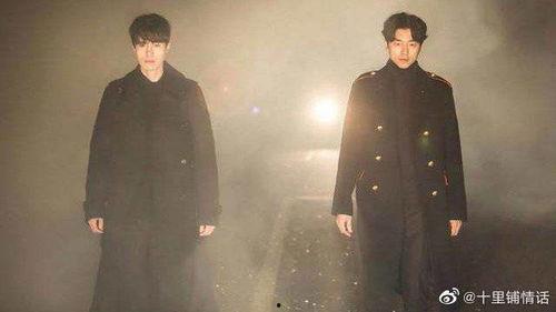 沙发激烈吻戏视频,沙发之吻，浪漫瞬间再现